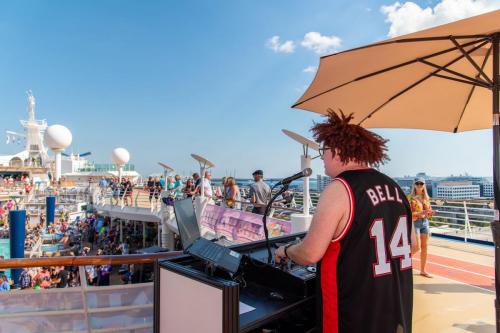 The Ultimate 80s Party Begins with Retro DJ Travis Bell